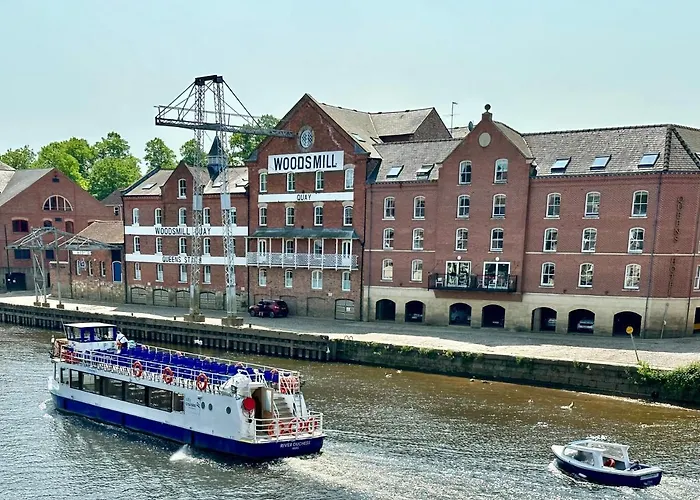 Riverside Apartment At Woodsmill Quay